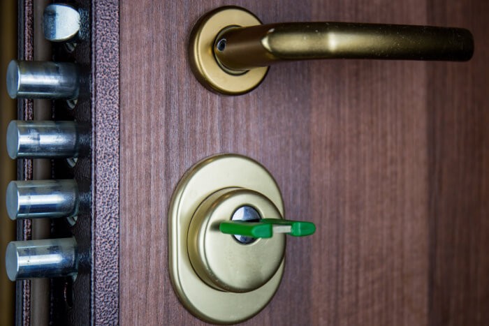 Šarvuotų lauko durų ypatumai ir privalumai