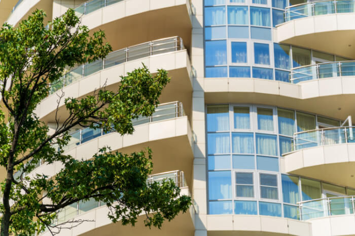 Apvalios balkonų stiklinimo sistemos privalumai ir trūkumai