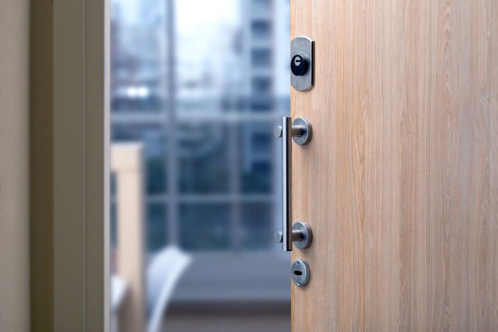 Šarvuotos durys komercinėms patalpoms: apsaugokite savo verslą nuo vagysčių