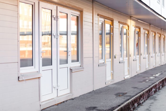 Plastikinės durys komercinėse patalpose: ar verta rinktis?