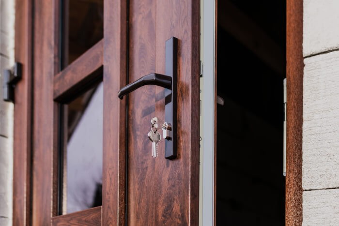 Plastikinės durys: spalvos ir apdailos sprendimai