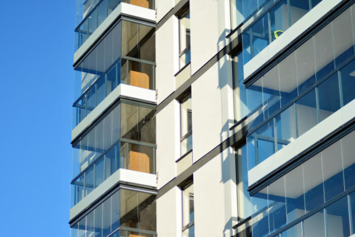 Teisingos balkono stiklinimo sistemos pasirinkimas jūsų namams