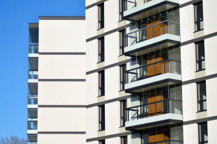 Balkonų stiklinimas ir saugumas: ką reikėtų žinoti apie tvirtumą ir apsaugą?