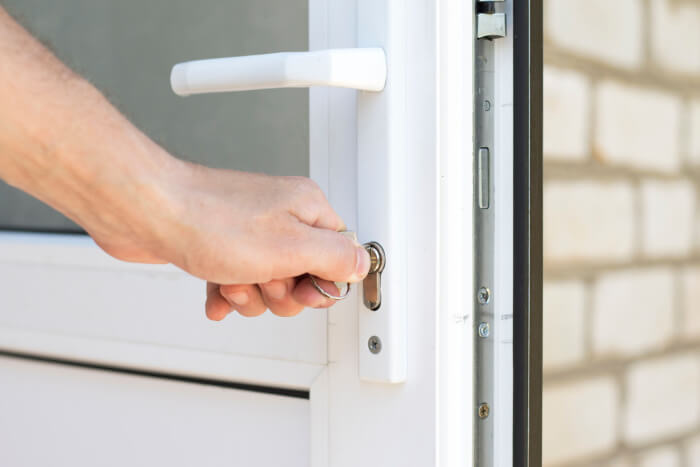 Aukštos kokybės plastikinės lauko durys: kaip pasirinkti tinkamą variantą?