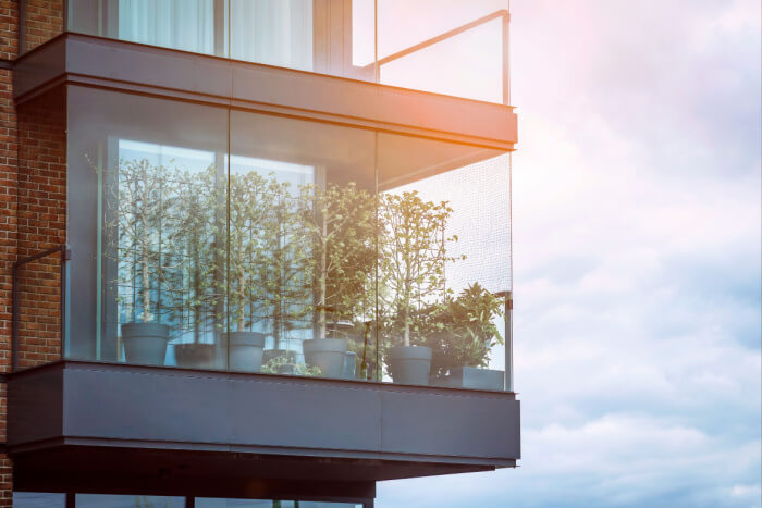 Didelis ir erdvus balkonas: kokią stiklinimo sistemą pasirinkti?