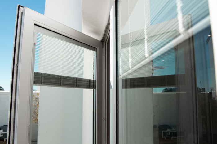 Kokios žaliuzės yra tinkamiausios durims?