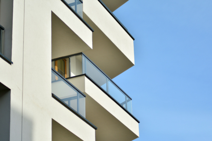 Kada geriausia pradėti balkono stiklinimo darbus?