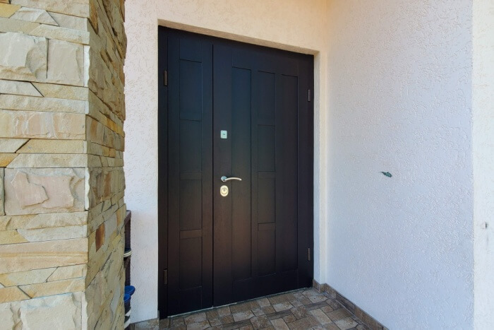 Kaip atnaujinti šarvuotas lauko duris?