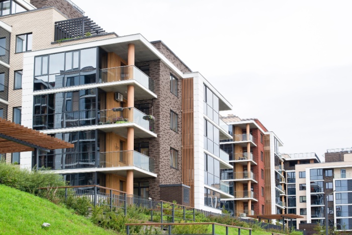 Kaip balkonų stiklinimas gali pagerinti gyvenamosios erdvės vertę?