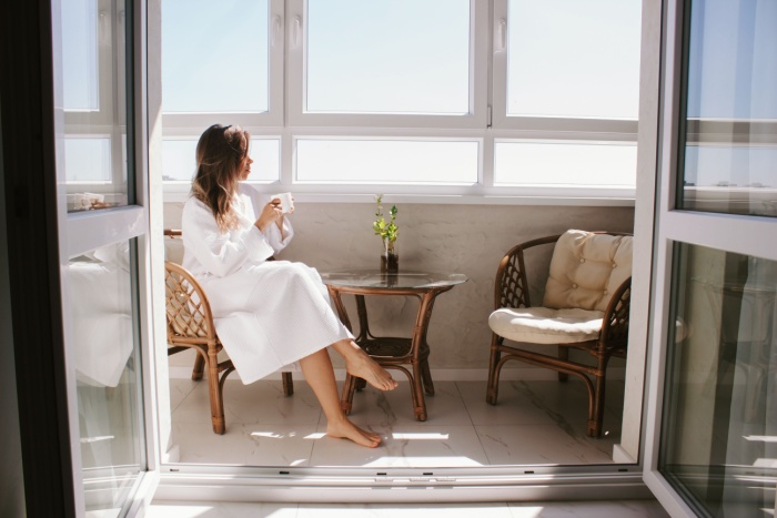 Interjero sprendimai stiklintuose balkonuose: dizaino idėjos