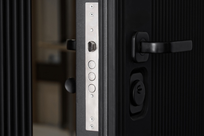 Šarvuotos durys kaip investicija: kaip pasirinkimas gali paveikti nekilnojamojo turto vertę?