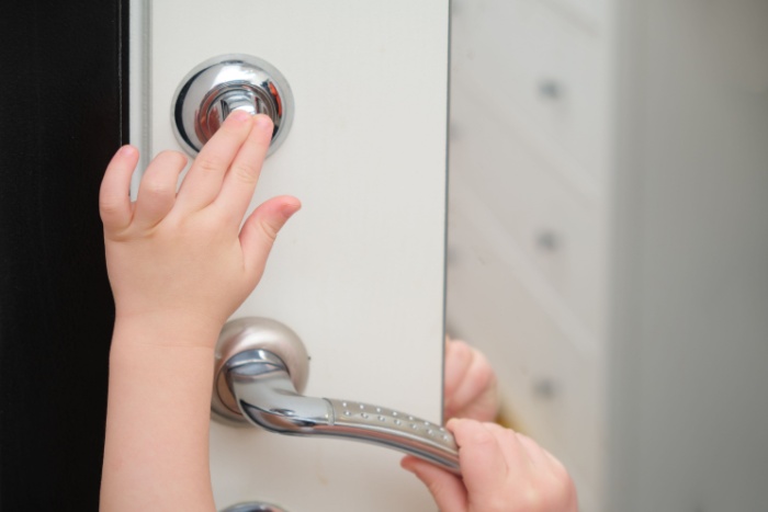 Kaip užtikrinti, kad durų spyna būtų saugi vaikams?