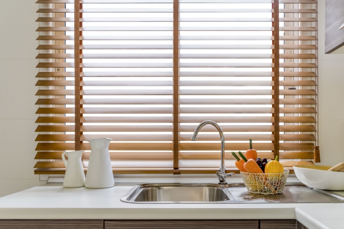 Ar medinės žaliuzės tinka vonios kambariui ir virtuvei?