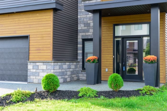 Plastikinės lauko durys su stiklo intarpais – stilingas ir praktiškas sprendimas